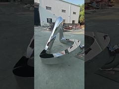 Αυτό το αφηρημένο βελτιωμένο γλυπτό από ανοξείδωτο χάλυβα υιοθετεί γυάλισμα καθρέφτη κορυφαίου επιπέδου